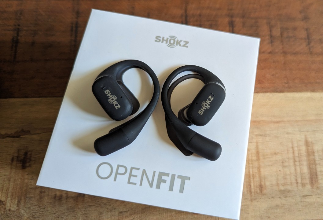 Shokz OpenFit sind perfekt fürs Büro und beim Sport